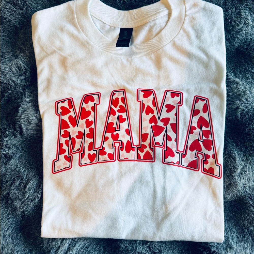 Boutique Mama Heart Graphic Tee Small Gildan Heavy Cotton Shirt